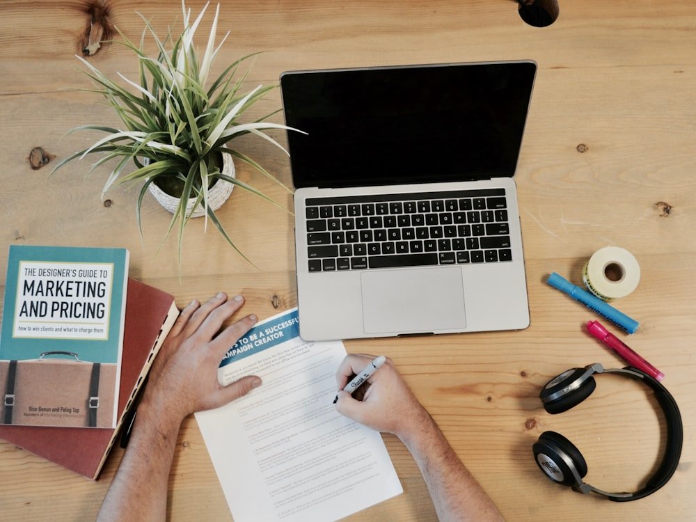 Plan de campagne webmarketing en préparation sur un bureau